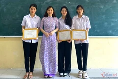 Đan Thanh (thứ hai từ phải sang) cùng các bạn và cô giáo. (Ảnh: NVCC)