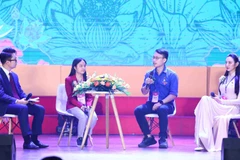 Vận động viên Nguyễn Thị Hồng (thứ hai từ trái sang) trong chương trình Lễ tuyên dương thanh niên tiêu biểu làm theo lời Bác. (Ảnh: Minh Đức/TTXVN) 