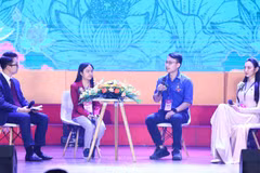 Vận động viên Nguyễn Thị Hồng (thứ hai từ trái sang) trong chương trình Lễ tuyên dương thanh niên tiêu biểu làm theo lời Bác. (Ảnh: Minh Đức/TTXVN) 