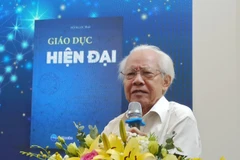 Giáo sư Hồ Ngọc Đại chia sẻ tại lễ ra mắt sách. (Ảnh: Phạm Mai/Vietnam+)