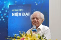Giáo sư Hồ Ngọc Đại chia sẻ tại lễ ra mắt sách. (Ảnh: Phạm Mai/Vietnam+)