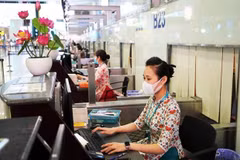 Các quầy làm thủ tục tại sân bay Nội Bài đã ngay lập tức triển khai cho nhân viên Vietnam Airlines đeo khẩu trang khi làm nhiệm vụ. (Ảnh: CTV/Vietnam+).
