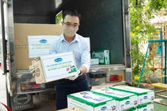 Trên mỗi thùng sữa, khẩu trang, nước rửa tay đều được dán những lời chúc dễ thương của nhân viên Vinamilk gửi đến các em