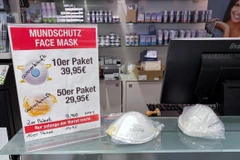 Khẩu trang là một trong những mặt hàng được tiêu thụ nhiều nhất. (Ảnh: Nguồn TTXVN)