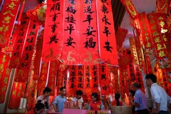 Người dân chọn mua câu đối chào đón Tết Nguyên đán Canh Tý tại khu chợ ở tỉnh Hải Nam, Trung Quốc, ngày 9/1/2020. (Ảnh: THX/ TTXVN)