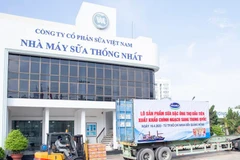 Lô sản phẩm sữa đặc Ông Thọ được đưa vào container chuẩn bị xuất đi Trung Quốc từ Nhà máy sữa Thống Nhất của Vinamilk (Ảnh: Dũng Đỗ/Vietnam+)
