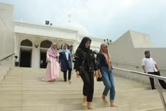 Các tín đồ ra về sau buổi lễ. (Ảnh: Đỗ Quyên/Vietnam+)