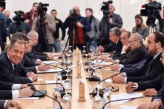 Ngoại trưởng Nga Sergei Lavrov (trái) và Trưởng đoàn đàm phán đại diện cho phe đối lập Syria Nasr Al-Hariri (thứ 2, phải) trong cuộc gặp tại Moskva ngày 22/1. (Nguồn: AFP/TTXVN)