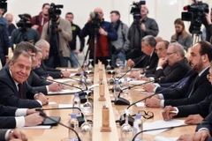 Ngoại trưởng Nga Sergei Lavrov (trái) và Trưởng đoàn đàm phán đại diện cho phe đối lập Syria Nasr Al-Hariri (thứ 2, phải) trong cuộc gặp tại Moskva ngày 22/1. (Nguồn: AFP/TTXVN)