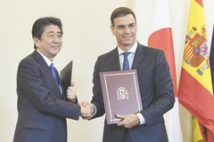 Thủ tướng Nhật Bản Shinzo Abe (trái) và người đồng cấp Tây Ban Nha Pedro Sanchez tại Madrid ngày 16/10. (Nguồn: Kyodo)