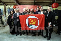 Đại sứ Cao Chính Thiện (người thứ ba bên trái sang) chụp ảnh lưu niệm với những người bạn thuộc Đảng Cộng sản Italy (PCI). (Ảnh minh họa. Quang Thanh/Vietnam+)