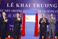 Thủ tướng Nguyễn Xuân Phúc và các đại biểu thực hiện nghi thức khai trương Văn phòng Xúc tiến thương mại Việt Nam tại Hàng Châu. (Ảnh: Thống Nhất/TTXVN)