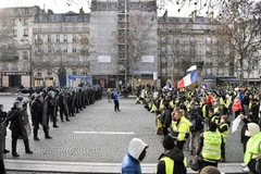 Cảnh sát giữ trật tự trong cuộc biểu tình ''Áo vàng'' tại Paris, Pháp ngày 8/12/2018. (Ảnh: THX/TTXVN)
