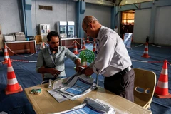 Nhân viên Ủy ban bầu cử Iraq kiểm lại phiếu bầu Quốc hội bằng tay tại thành phố Najaf ngày 13/5. (Ảnh: AFP/TTXVN)