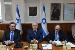 Thủ tướng Israel Benjamin Netanyahu (giữa) trong một cuộc họp nội các tại Jerusalem. (Ảnh: AFP/TTXVN)