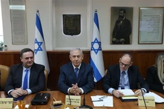 Thủ tướng Israel Benjamin Netanyahu (giữa) trong một cuộc họp nội các tại Jerusalem. (Ảnh: AFP/TTXVN)