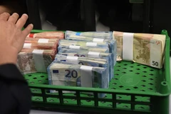 Một nhân viên kiểm tiền tại Rennes, miền Tây France. (Ảnh: AFP/TTXVN)