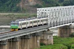 Tàu hỏa Hàn Quốc đi qua khu vực biên giới gần khu phi quân sự (DMZ) ở Paju, phía Bắc Seoul năm 2009. (Nguồn: AFP/TTXVN)