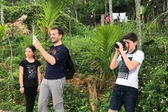 Du khách nước ngoài bị cuốn hút bởi những cảnh đẹp ở bản Đôn. (Ảnh: Hoa Mai/TTXVN)