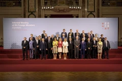 Ngoại trưởng các quốc gia thành viên EU chụp ảnh chung tại Hội nghị không chính thức Bộ trưởng Ngoại giao EU ở Vienna, Áo ngày 31/8. (Ảnh: AFP/TTXVN)