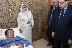  Thủ tướng Ai Cập Mostafa Madbouli (phải) thăm du khách Việt Nam bị thương trong vụ nổ bom tại quận Al-Haram, tỉnh Giza tối 28/12/2018. (Ảnh: AAP/TTXVN)