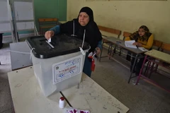 Cử tri Ai Cập bỏ phiếu tại điểm bầu cử tổng thống ở Cairo, ngày 26/3. (nguồn: AFP/TTXVN)