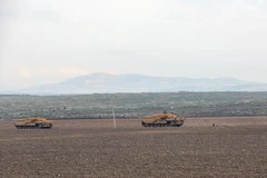 Xe tăng quân đội Thổ Nhĩ Kỳ tiến về phía Afrin từ khu vực Hatay, Thổ Nhĩ Kỳ ngày 21/1. (Nguồn: THX/TTXVN)