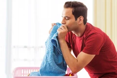 Chúng ta có thể xả stress bằng… quần áo chưa giặt của người yêu