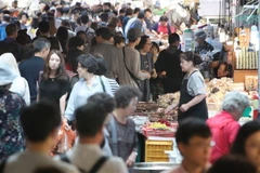 Người dân mua sắm tại chợ Gwangjang ở Seoul ngày 22/9. (Ảnh: Yonhap/TTXVN)