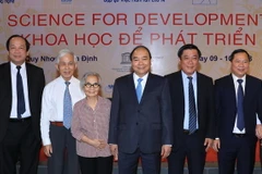 Thủ tướng Nguyễn Xuân Phúc với cán bộ Trung tâm quốc tế Khoa học và Giáo dục liên ngành (ICISE). (Ảnh: Thống Nhất/TTXVN)