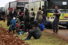 Xe buýt chở các tay súng nhóm Jaish al-Islam và gia đình rời rời khỏi Đông Ghouta đến miền Bắc Syria. (Nguồn: AFP/TTXVN)