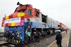 Tàu chở hàng vào Nhà ga Panmun ở thị trấn biên giới Kaesong, Triều Tiên. (Ảnh: AFP/TTXVN)