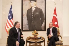Ngoại trưởng Mỹ Mike Pompeo (trái) trong cuộc gặp người đồng cấp Thổ Nhĩ Kỳ Mevlut Cavusoglu, thảo luận về vụ nhà báo Saudi Arabia Jamal Khashoggi mất tích, tại Ankara ngày 17/10/2018. (Ảnh: AFP/TTXVN)