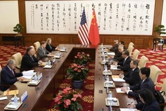 Ngoại trưởng Mỹ Mike Pompeo (thứ 2, trái) và người đồng cấp Trung Quốc Vương Nghị (thứ 4, phải) tại cuộc gặp ở Bắc Kinh ngày 8/10. (Ảnh: AFP/TTXVN)