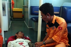 Cấp cứu cho một bệnh nhân. (Ảnh: TTXVN)