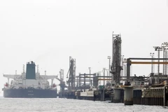Tàu của Iran cập cảng để khai thác dầu từ cơ sở lọc dầu trên đảo Khark ở ngoài khơi vùng Vịnh Persian. (Nguồn: AFP/TTXVN)