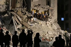 ​Tìm kiếm nạn nhân tại hiện trường vụ nổ ở Idlib. (Nguồn: Anadolu Agency/TTXVN)