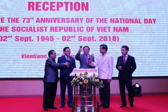 Đại sứ Việt Nam tại Lào Nguyễn Bá Hùng (giữa) cùng các lãnh đạo Lào mừng Quốc khánh Việt Nam. (Ảnh: Phạm Kiên/TTXVN)