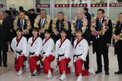 Đoàn vận động viên taekwondo Triều Tiên chụp ảnh lưu niệm sau khi tới sân bay quốc tế Gimpo, phía tây Seoul ngày 7/2. (Nguồn: YONHAP/TTXVN)