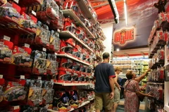  Một gian hàng bán đồ sản xuất tại Trung Quốc ở New York (Mỹ). (Nguồn: THX/TTXVN)