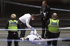 Cảnh sát điều tra tại hiện trường vụ tấn công bằng dao tại thành phố Melbourne ngày 9/11/2018. (Ảnh: AFP/TTXVN)