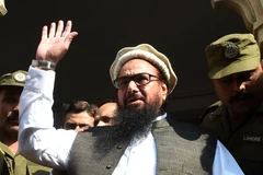 Đối tượng Hafiz Saeed (giữa), đứng đầu mạng lưới khủng bố Jamaat-ud Dawa (JuD), tại tòa án ở Lahore, Pakistan ngày 21/11/2017. (Nguồn: AFP/TTXVN)