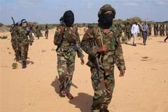 Phiến quân Hồi giáo al-Shabaab ở thị trấn Elasha Biyaha, phía Tây Nam thủ đô Mogadishu của Somalia. (Nguồn: AFP)