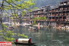 Phượng Hoàng: Cổ trấn mang ký ức thời gian nổi tiếng Trung Quốc