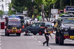 Cảnh sát được triển khai tại khu vực xảy ra một vụ tấn công ở Riau, Indonesia ngày 14/5. (Nguồn: EPA/TTXVN)