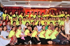 Các hội viên và khách mời chụp ảnh lưu niệm. (Ảnh: Xuân Tuấn-Hoài Nam/Vietnam+) 