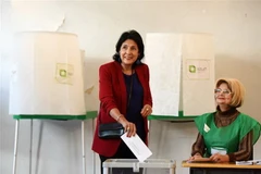 Ứng cử viên Salome Zurabishvili (trái) bỏ phiếu tại một địa điểm bầu cử ở Tbilisi ngày 28/10. (Ảnh: AFP/TTXVN)