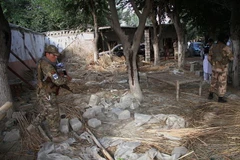 Lực lượng an ninh Afghanistan điều tra tại hiện trường vụ tấn công nhằm vào một địa điểm vận động tranh cử ở tỉnh Nangarhar. (Ảnh: THX/TTXVN)