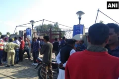 Người dân tụ tập tại nơi xảy ra vụ nổ.. (Nguồn: timesnownews.com)