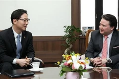 Ông Marc Knapper (phải) và Thứ trưởng Bộ Thống Nhất Hàn Quốc Chun Hae-sung tại cuộc gặp ở Seoul ngày 14/2. (Nguồn: Yonhap/TTXVN)